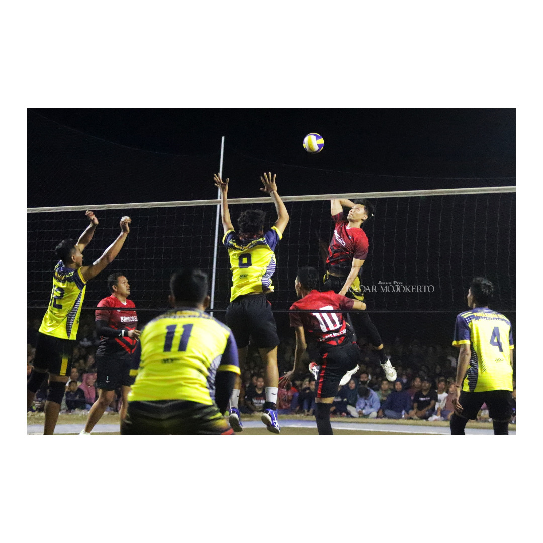 SEMARAK: Tim voli Volga Garung Dawar, Mojokerto (kostum merah) versus Satria Sport Mantup, Lamongan saat semifinal Gunungsari Cup di Gelanggang Olahraga Manyarsari, Desa Gunungsari, Kecamatan Dawarbla