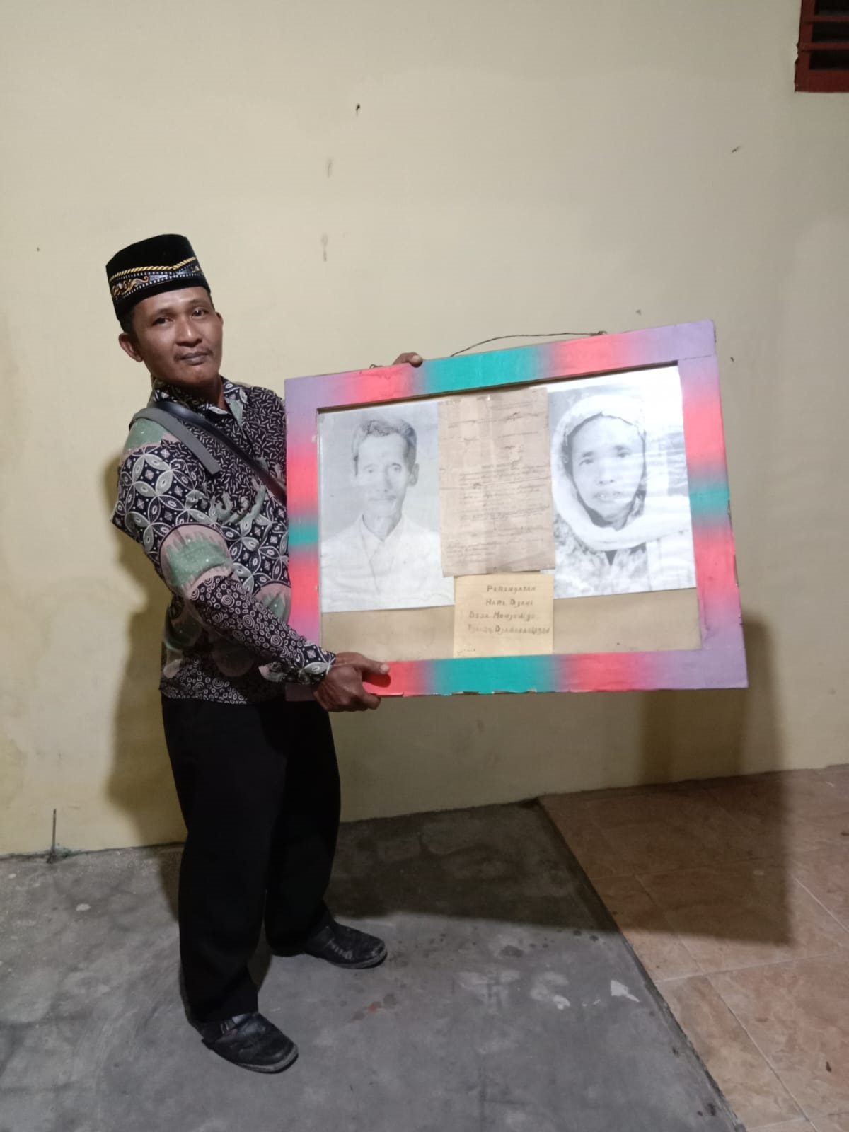 BERSEJARAH: Kades Mojowiryo Taufik Abas memamerkan dokumen asli pendirian desa Mojowiryo yang berhasil diinventarisir.