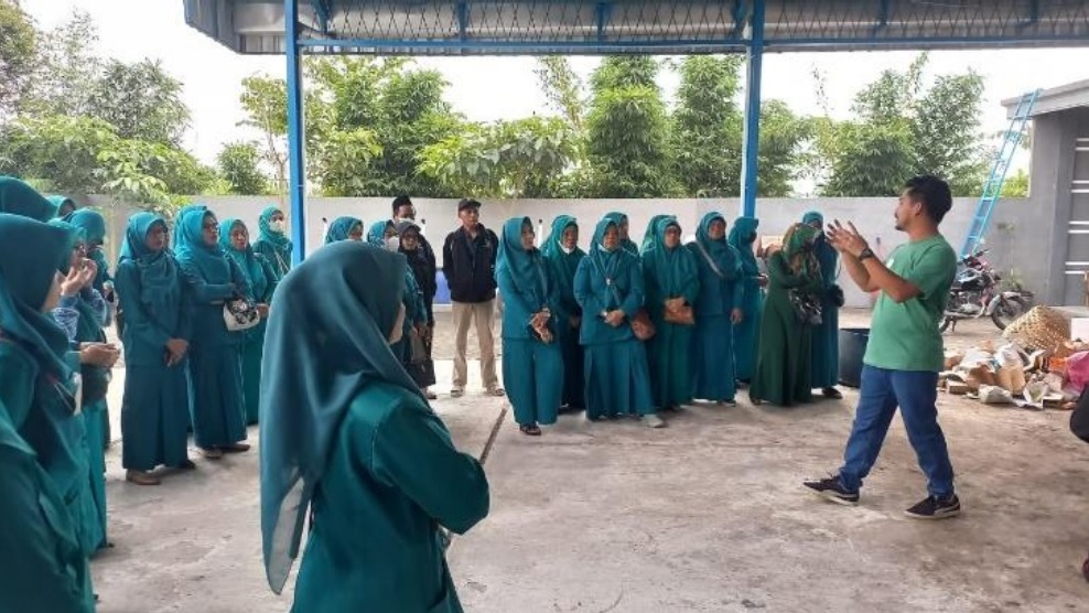 INOVASI: Petugas TPS3R Desa Trawas mengolah sampah organik dari masyarakat menjadi pupuk kompos. Sedianya, pemdes setempat bakal menyulap kawasan tersebut menjadi wisata edukasi.