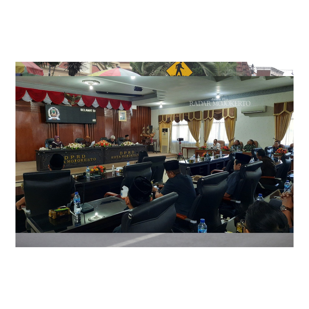 SIDANG: Rapat paripurna DPRD tentang pengumuman pemberhentian Wali Kota Ika Puspitasari karena akhir masa jabatan, Rabu (27/9).