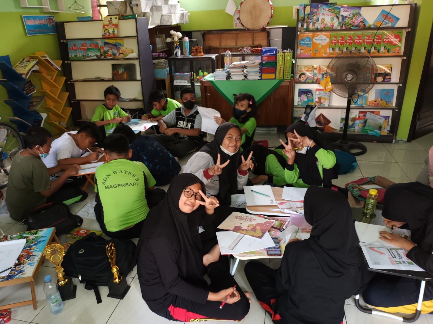 BERBASIS TEKNOLOGI: Siswa menggukakan perangkat IT dalam kegiatan pembelajaran di SDN Wates 5.