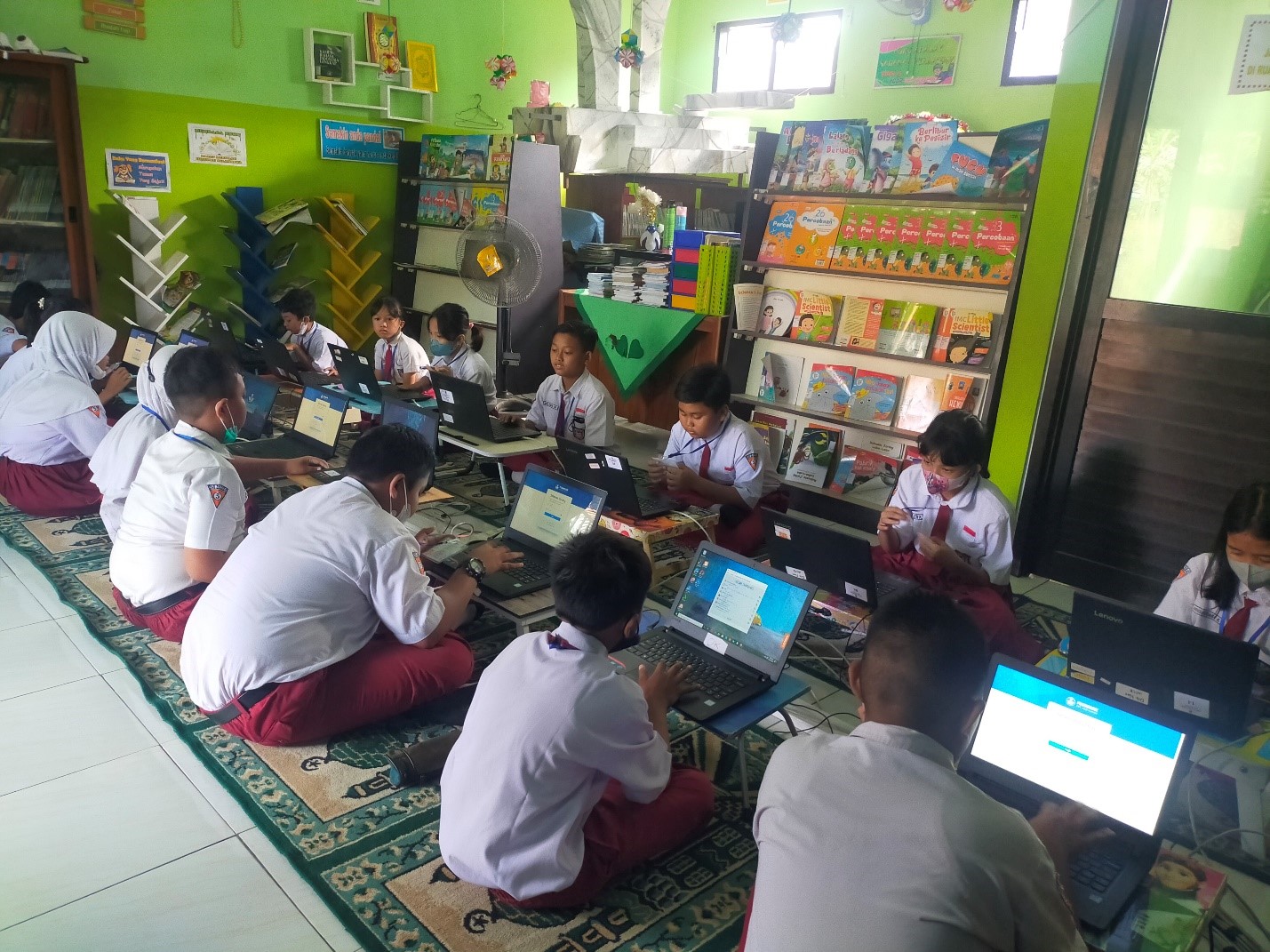 BERBASIS TEKNOLOGI: Siswa menggukakan perangkat IT dalam kegiatan pembelajaran di SDN Wates 5.