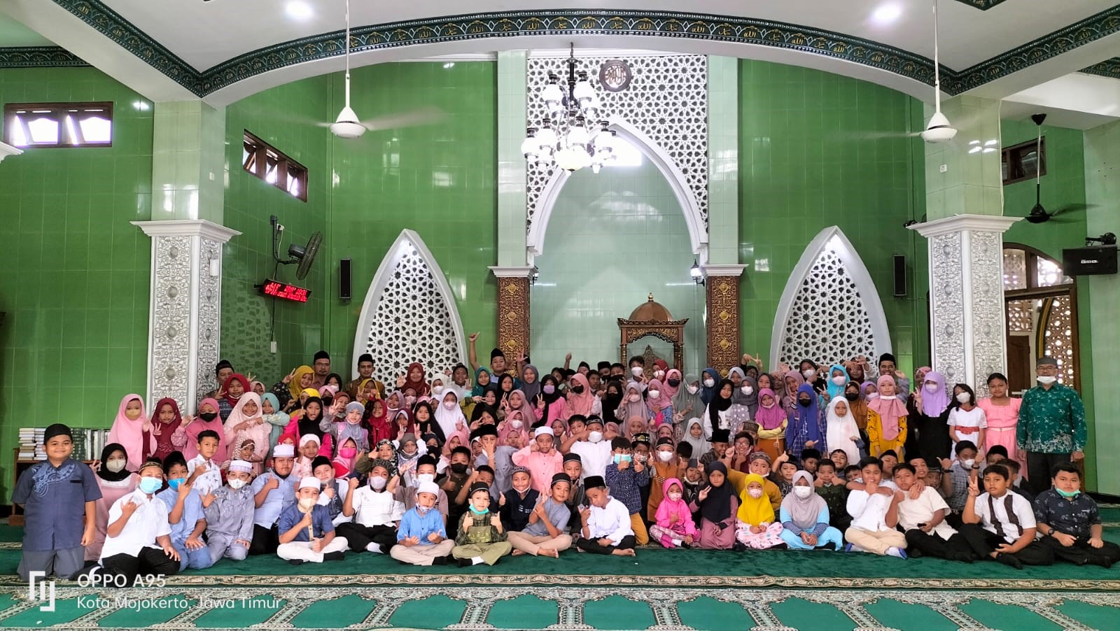 RELIGIUS: SDN Wates 5 melakukan kegiatan maulid nabi di masjid di sekitar lingkungan sekolah.