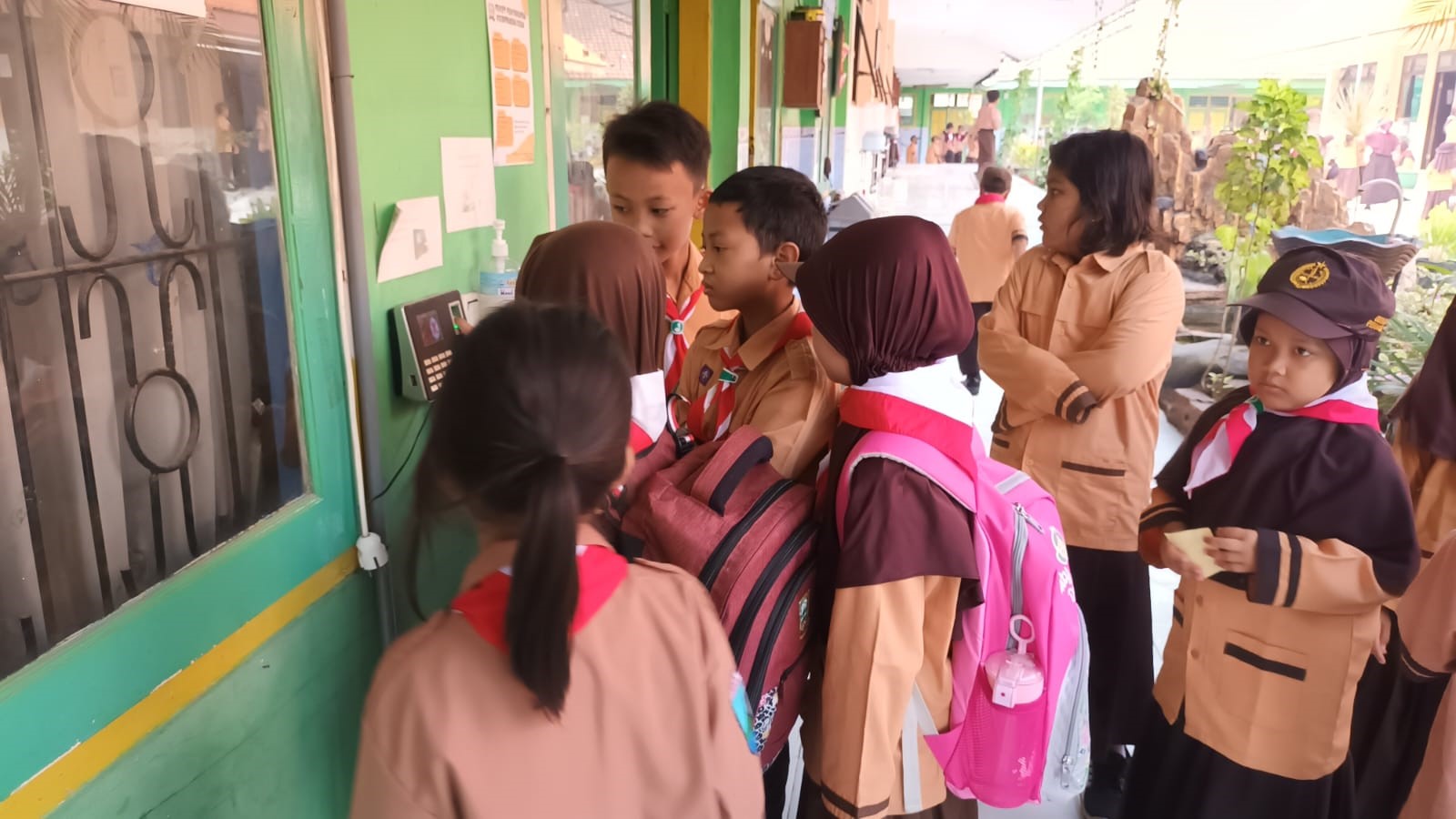 BERBASIS TEKNOLOGI: Siswa menggukakan perangkat IT dalam kegiatan pembelajaran di SDN Wates 5.