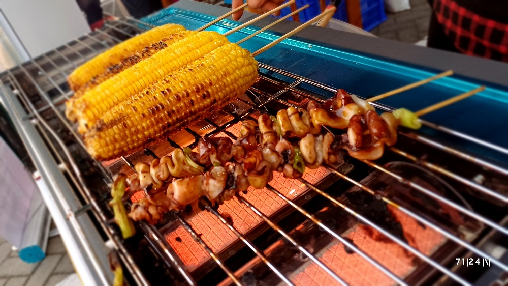 ANEKA MENU: Jagung bakar dan cumi bakar yang bisa Anda nikmati di salah satu stan Festival Bakaran.