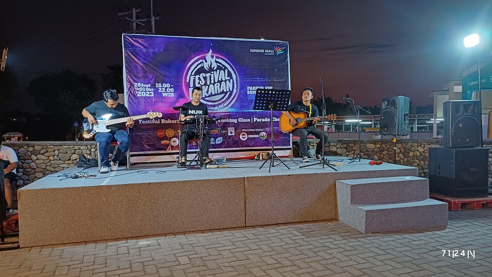 MUSIK LIVE: Iringan musik akustikan menemani suasana nongkrong Anda di Festival Bakaran.