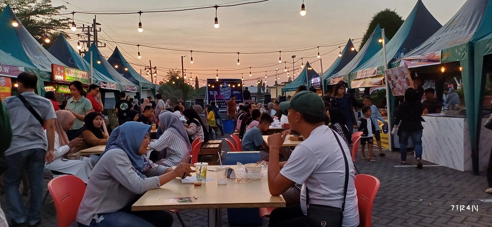 RAME: Tempat parkir VIP Sunrise Mall disulap menjadi tongkrongan yang asyik.