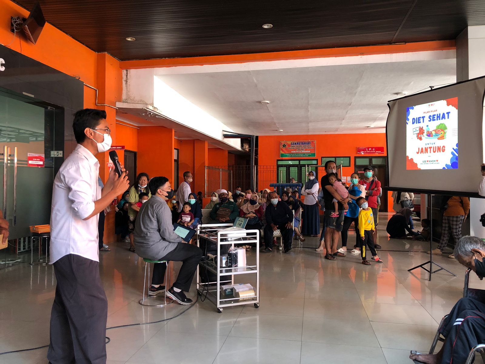 EDUKATIF: Tim kesehatan poli jantung RSUD Prof dr Soekandar memberikan sosialisasi diet sehat jantung kepada masyarakat yang tengah mengantre, Rabu (27/9).
