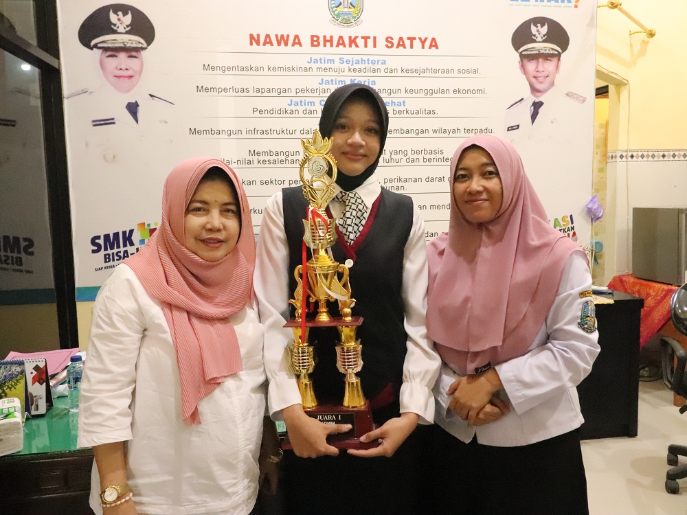 PERCAYA DIRI: Kepala SMKN 1 Dlanggu Irni Istiqomah bersama siswi berprestasi, Karima Nuraini dan guru pembimbing yang berhasil menang di lomba Archipelago Black Box Competition.