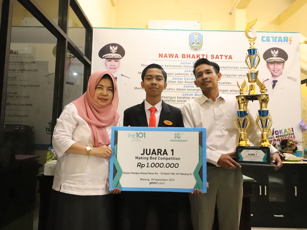 BANGGA: Rio Bagus Saputra menunjukkan piagam kemenangannya dalam lomba Making Bed dalam rangka Anniversary ke-10 Hotel 1o1 Malang yang diselenggarakan pada 18 September lalu.