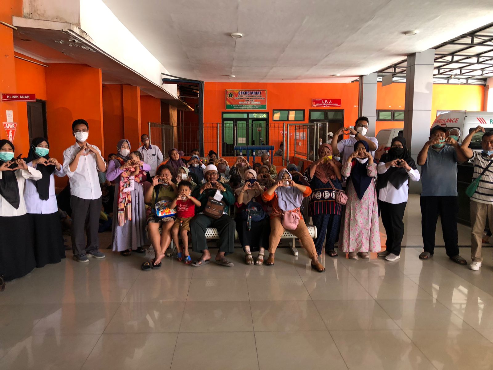 EDUKATIF: Tim kesehatan poli jantung RSUD Prof dr Soekandar memberikan sosialisasi diet sehat jantung kepada masyarakat yang tengah mengantre, Rabu (27/9).