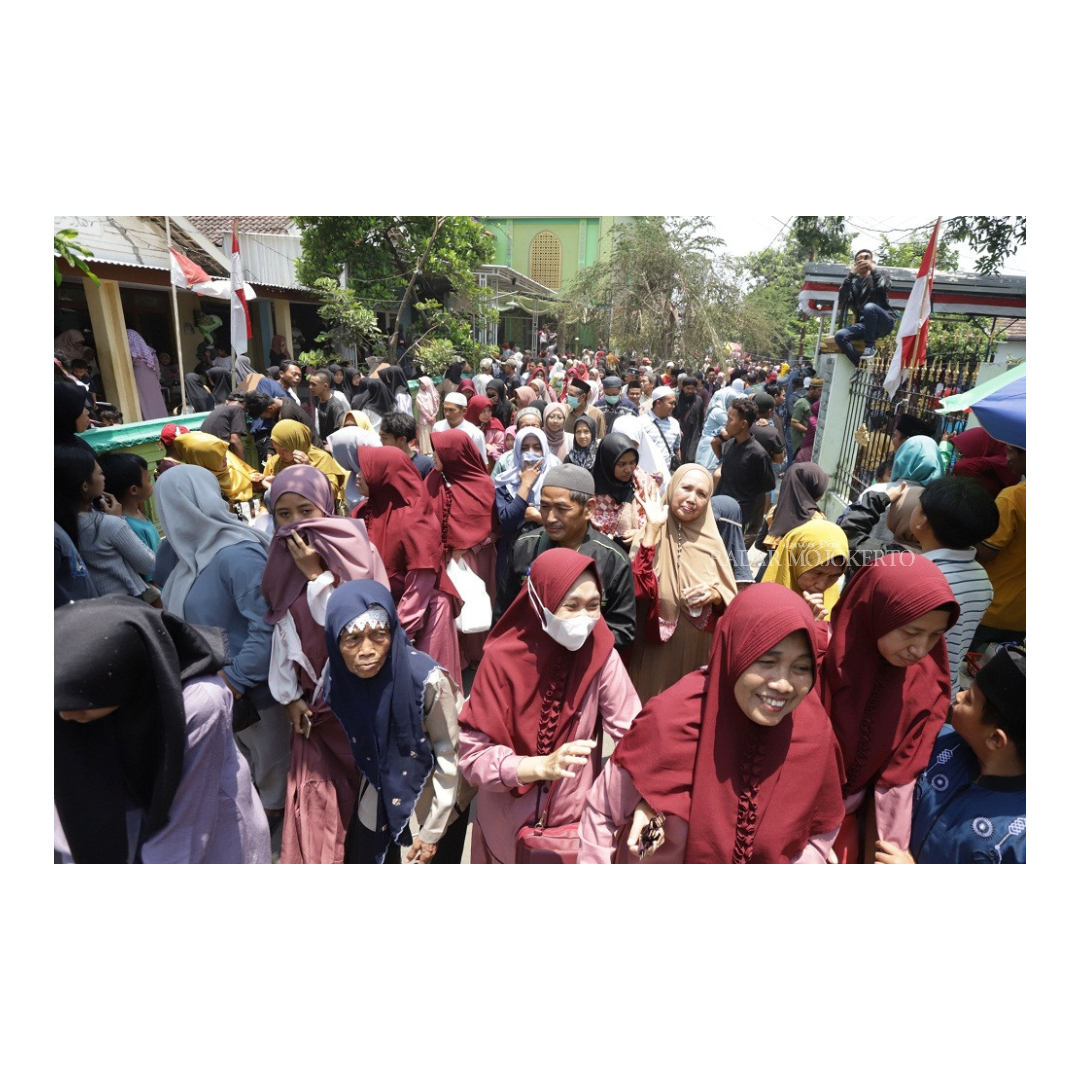 TAUSIAH: Warga mengikuti peringatan Maulid Nabi di halaman Masjid Darussalam, Dusun Mengelo, Desa/Kecamatan Sooko, sebelum dimulainya tradisi keresan, kemarin (28/9).