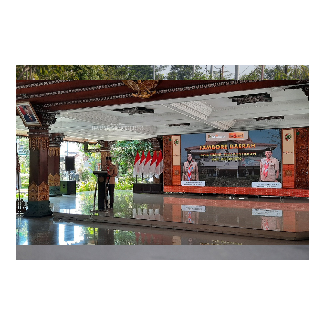 DILEPAS: Kabiro Pemerintahan dan Otoda Pemprov Jatim Didik Chusnul Yakin yang juga Ketua Kwarcab Kabupaten Mojokerto saat memberangkatan peserta Jambore Daerah Jatim di Pendapa Graha Maja Tama, Jumat