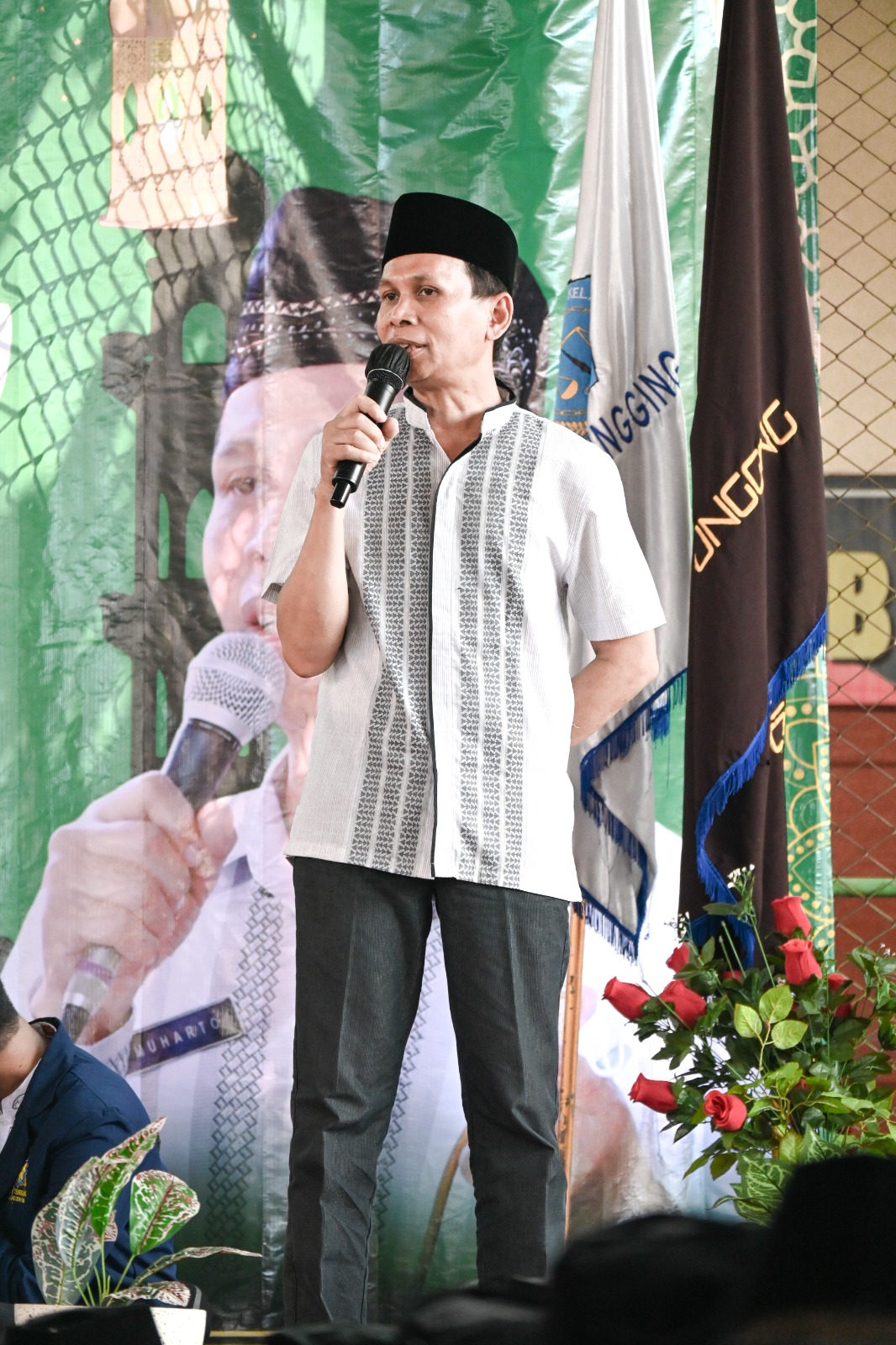 TAUSYIAH: Kepala SMKN 1 Pungging Muharto menyampaikan sambutan dan rasa syukur atas kehadiran peserta didik dalam Peringatan Maulid Nabi Muhammad SAW.