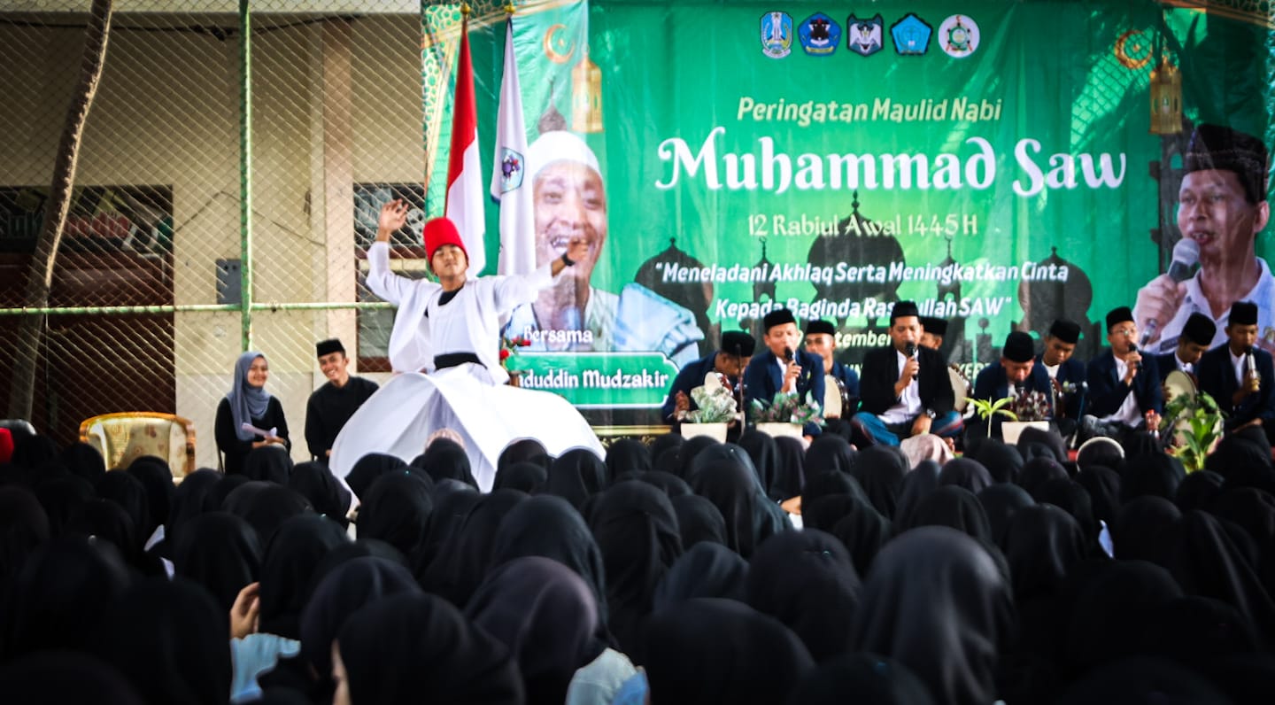 BERAKHLAK: Peringatan Maulid Nabi Muhammad SAW SMKN 1 Pungging diisi dengan pengajian oleh KH. Asadiddin Mudzakir, kemarin (29/9).