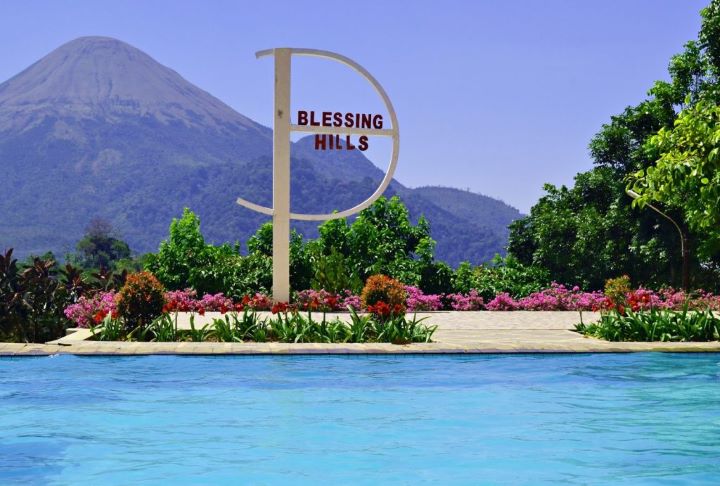 Blessing Hills Family Resort and Hotel Trawas, penginapan ini berlokasi di Jalan Grand Boulevard, Dusun Slepi, Desa Ketapanrame, Kecamatan Trawas.