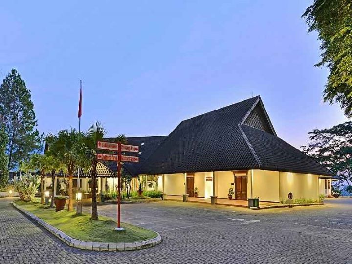 Grand Whiz Hotel Trawas, peningapan ini berada di Jalan Welirang, Desa Ketapanrame, Kecamatan Trawas.