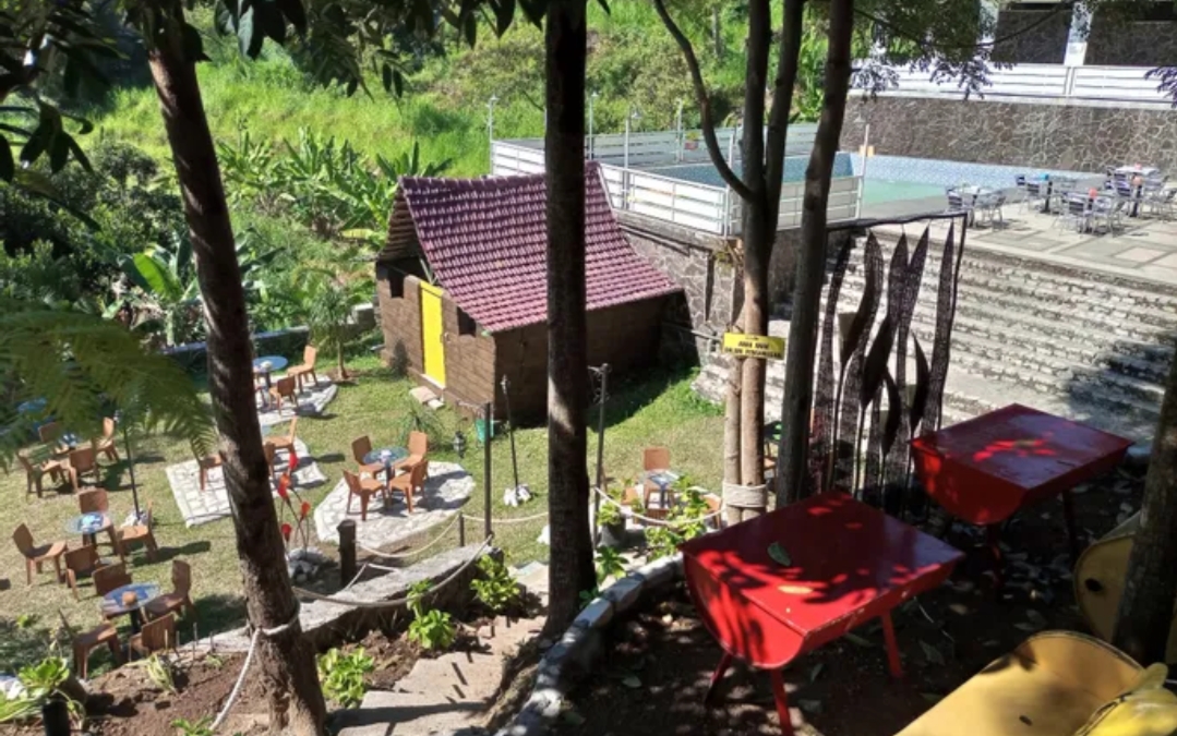 Pondok Wisata Jaden Trawas ini berada di Jalan Raya Slepi, Dusun Njuwok, Desa Ketapanrame, Kecamatan Trawas.