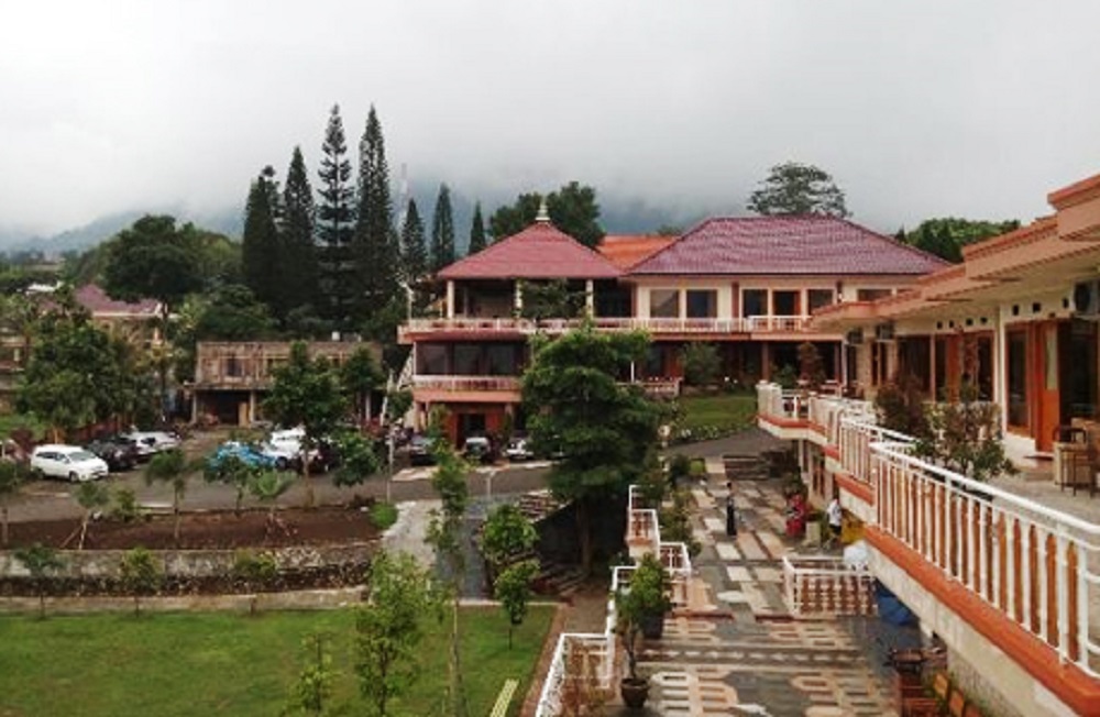 Resort ini berada di Jalan Udayana, Kecamatan Trawas. Tepatnya, berada di dekat Air Terjun Dlundung.