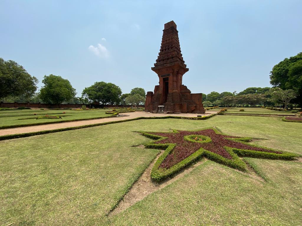 CANTIK: Kompleks Candi Bajang Ratu peninggalan kerajaan Majapahit di Trowulan, Kabupaten Mojokerto.