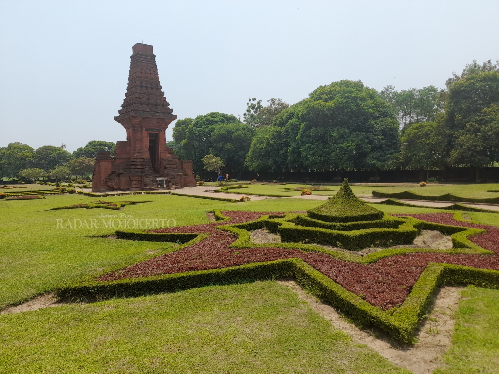 INDAH: Candi Bajang Ratu dihiasi taman yang indah dan estetik.