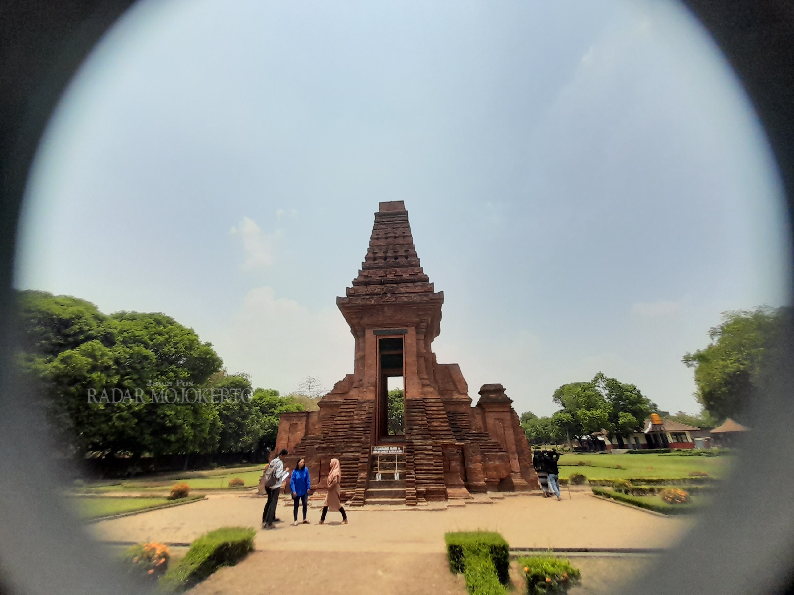 ERA MAJAPAHIT: Candi Bajang Ratu di Desa Temon, Kecamatan Trowulan, Kabupaten Mojokerto ramai dikunjungi masyarakat, Sabtu (30/9).