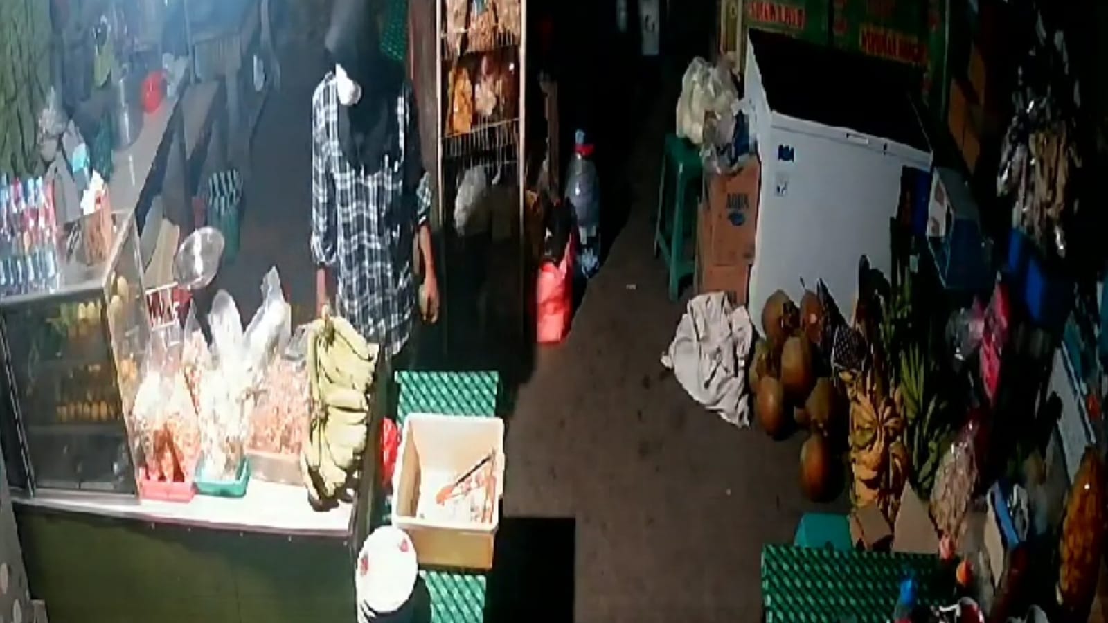 BUKAN YANG PERTAMA: Pelaku pencurian terekam CCTV beraksi di warung es degan Jalan Raden Wijaya, Kelurahan/Kecamatan Kranggan, Kamis (28/9) dini hari.