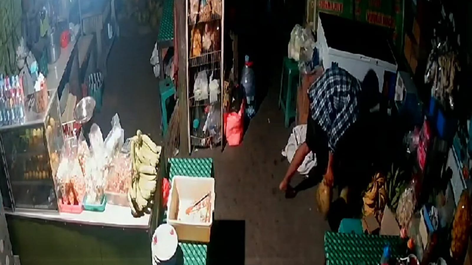 BUKAN YANG PERTAMA: Pelaku pencurian terekam CCTV beraksi di warung es degan Jalan Raden Wijaya, Kelurahan/Kecamatan Kranggan, Kamis (28/9) dini hari.
