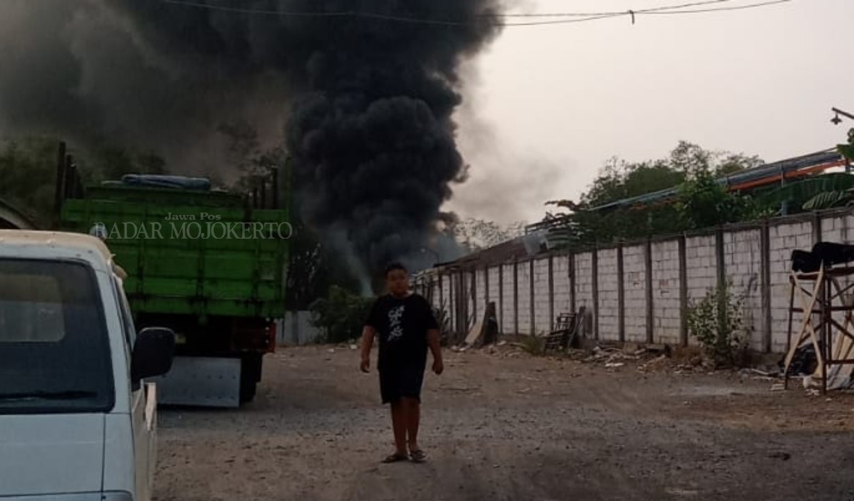 ASAP MENGHITAM: Kobaran api yang membakar gudang rosokan di Dusun/Desa Pekukuhan, Kecamatan Mojosari, Sabtu (30/9) sore.