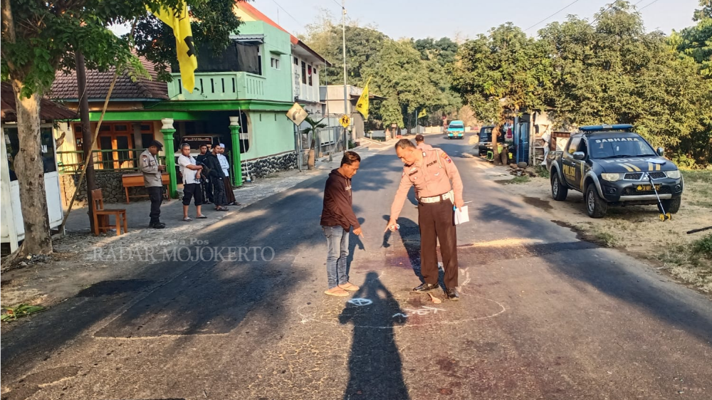 OLAH TKP: Kepolisian melakukan olah TKP kecelakaan antara pemotor dan truk tangki di Jalan Raya Desa Kemasantani, Kecamatan Gondang, Kabupaten Mojokerto, Minggu (1/10).