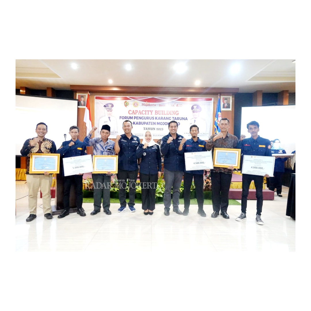 KOMITMEN: Bupati Mojokerto, dr Hj Ikfina Fahmawati, M.Si memberikan penghargaan kepada karang taruna desa berprestasi atau percontohan Kabupaten Mojokerto tahun 2023 pada kegiatan Capacity Building