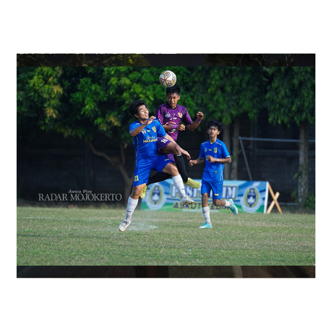 LAGA: Tim Kota Mojokerto (biru) pada pra-porprov Agustus lalu. Piala Soeratin yang digelar bulan depan menjadi ajang menjaring pemain berbakat.