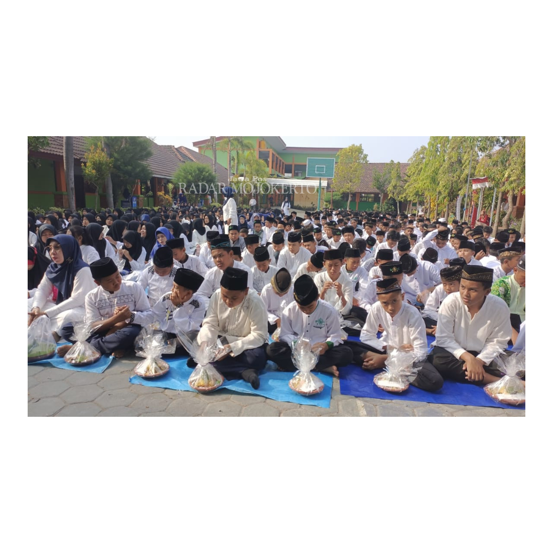 MAKAN BERSAMA: Makanan dan bergizi yang disajikan di layah menjadi menu tasyakuran SMPN 2 Mojoanyar saat peringatan Maulid Nabi Muhammad SAW, Jumat (29/9).