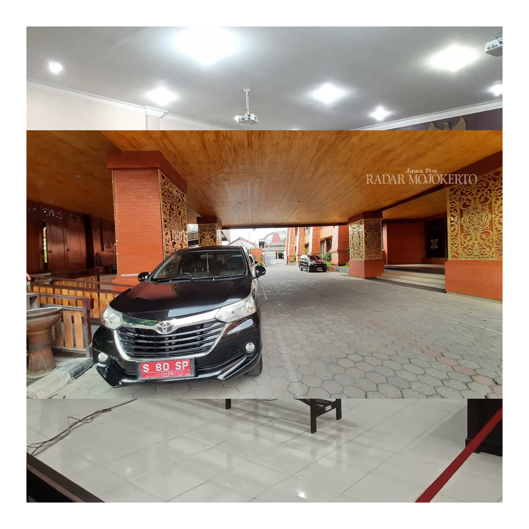 PELAT MERAH: Sejumlah mobil dinas yang terparkir di halaman Pemkot Mojokerto di Jalan Gajah Mada, 145, Kota Mojokerto kemarin.