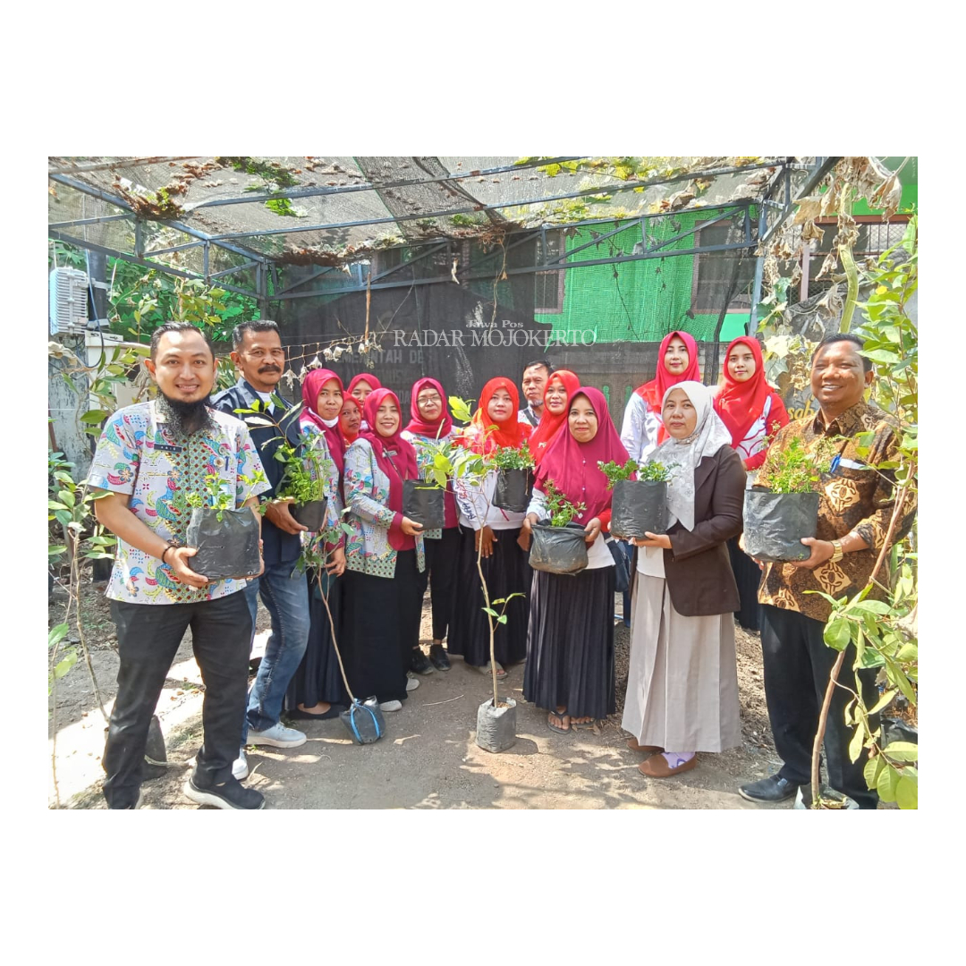PENUNJANG: Pengagas Program Inovasi dr Kristian Aribowo (paling kiri) foto bersama perangkat Desa Kertosari dan Kepala Puskesmas Pesanggrahan dr Mustakim usai launching Gerobak Dati.