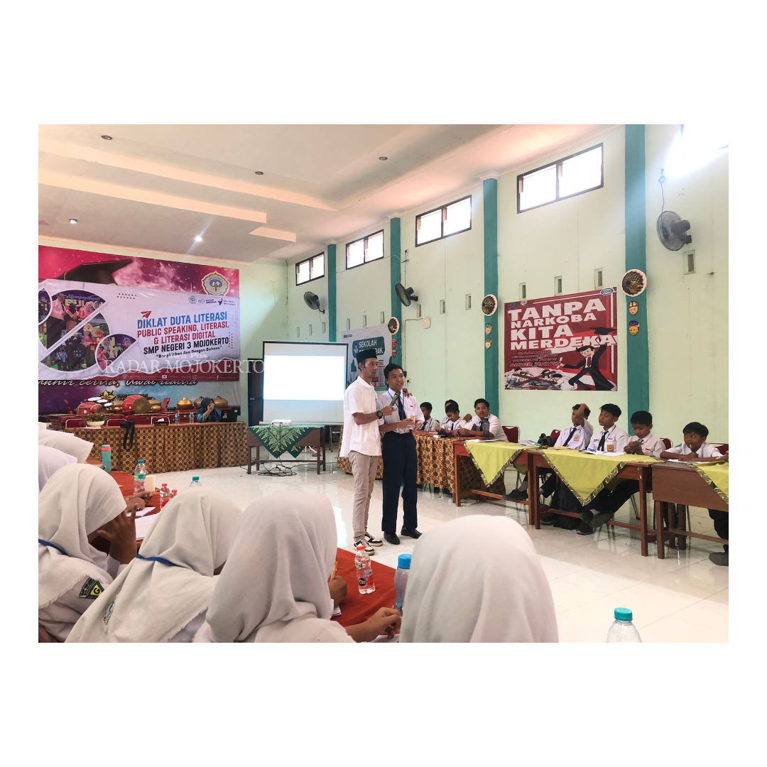 WAWASAN BARU: Manajer Online JPRM Moch. Chariris menyampaikan materi literasi digital kepada siswa SMPN 3 Mojokerto, Senin (2/10).