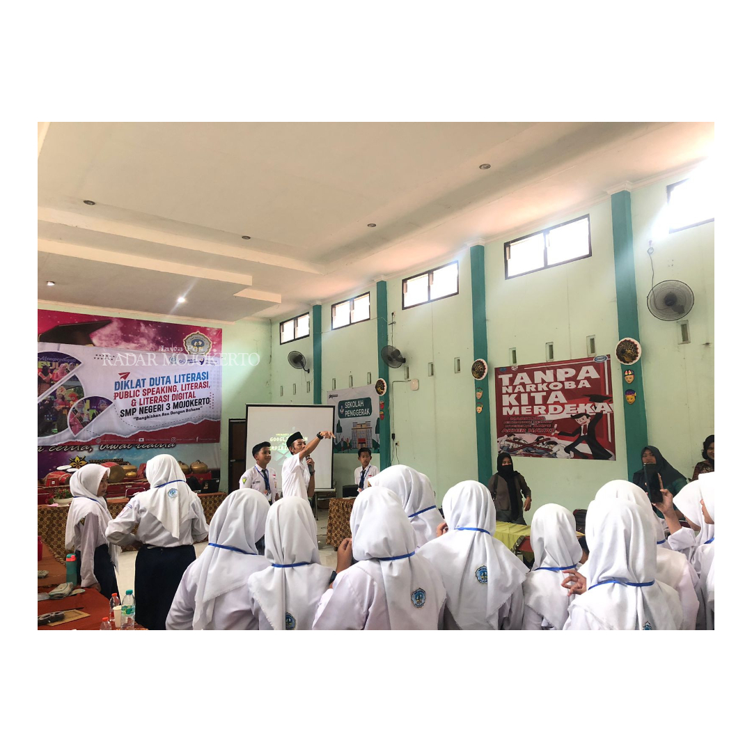 WAWASAN BARU: Manajer Online JPRM Moch. Chariris menyampaikan materi literasi digital kepada siswa SMPN 3 Mojokerto, Senin (2/10).