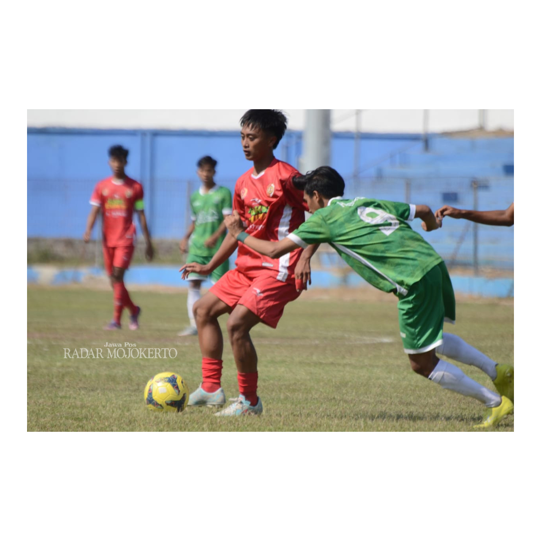 PEMAIN LOKAL: Tim Kabupaten Mojokerto (merah) menghadapi Kabupaten Pasuruan di fase grup Porprov VIII Jatim, September lalu. Sejumlah pemain jebolan porprov bakal mengisi skuad PSMP di Liga 3 Jatim.
