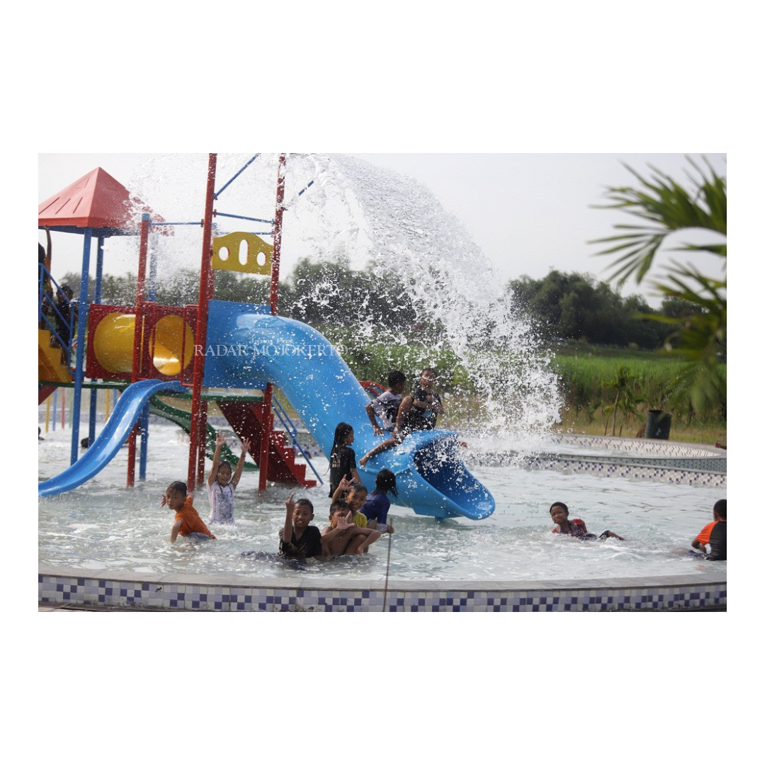 REKREASI: Salah satu fasilitas kolam renang di RTH Sidorejo Surya Park milik Pemdes Sidorejo, Kecamatan Jetis, Kabupaten Mojokerto.