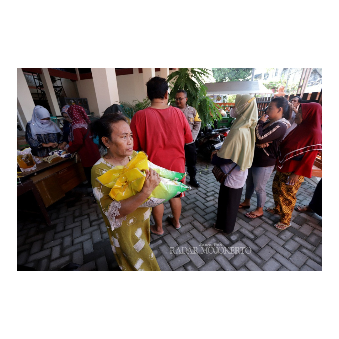 DIBORONG: Warga membeli beras di pasar murah yang dilaksanakan di Kelurahan Purwotengah, Kecamatan Kranggan, kemarin (4/10).