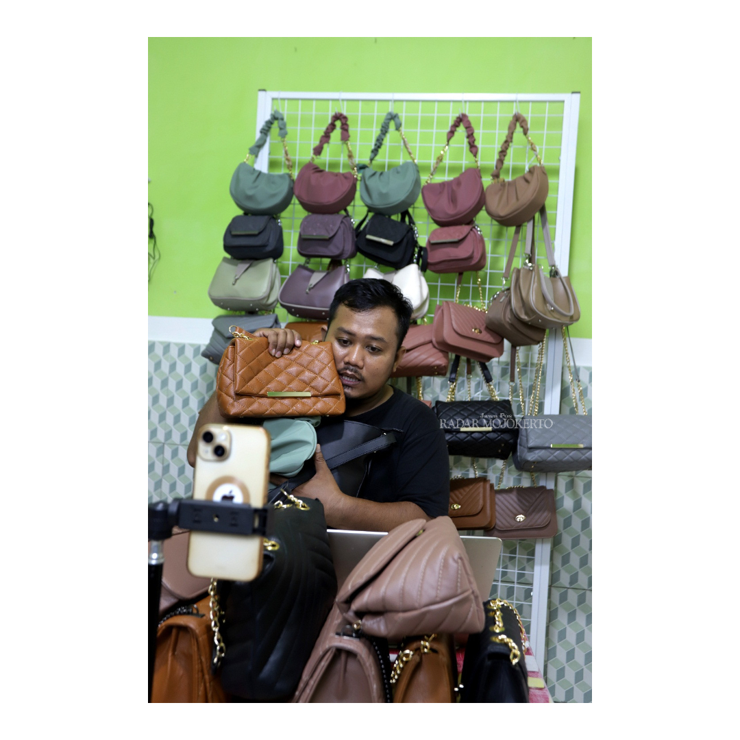 LIVE TERAKHIR : Arga Risyaf, 30, pedagang online asal Desa Kepuhanyar, Kecamatan Mojoanyar, Kabupaten Mojokerto melakukan live shop terakhir kalinya melalui social commerce asal Tiongkok, kemarin.