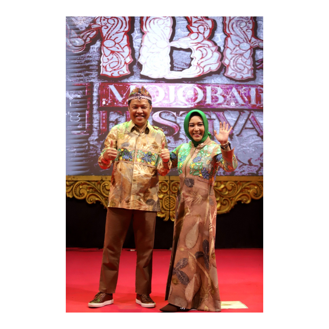 Wali Kota Mojokerto Ika Puspitasari bersama suami, Supriyadi Karima Saiful saat Mojobatik Festival 2022.