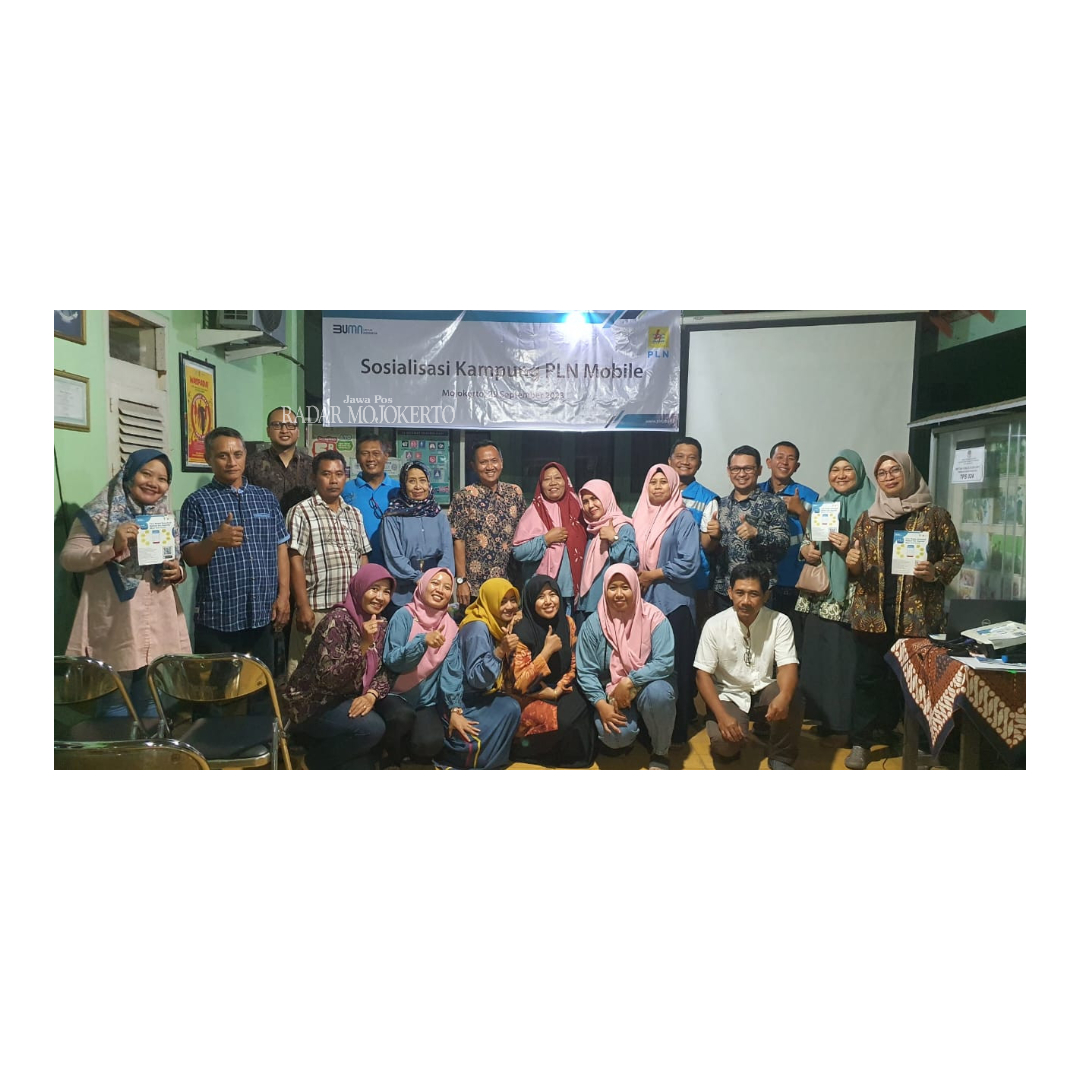 SINERGISITAS: Manajemen PLN UP3 Mojokerto dan sejumlah warga Kelurahan Miji foto bersama usai sosialisasi program Kampung PLN Mobile.