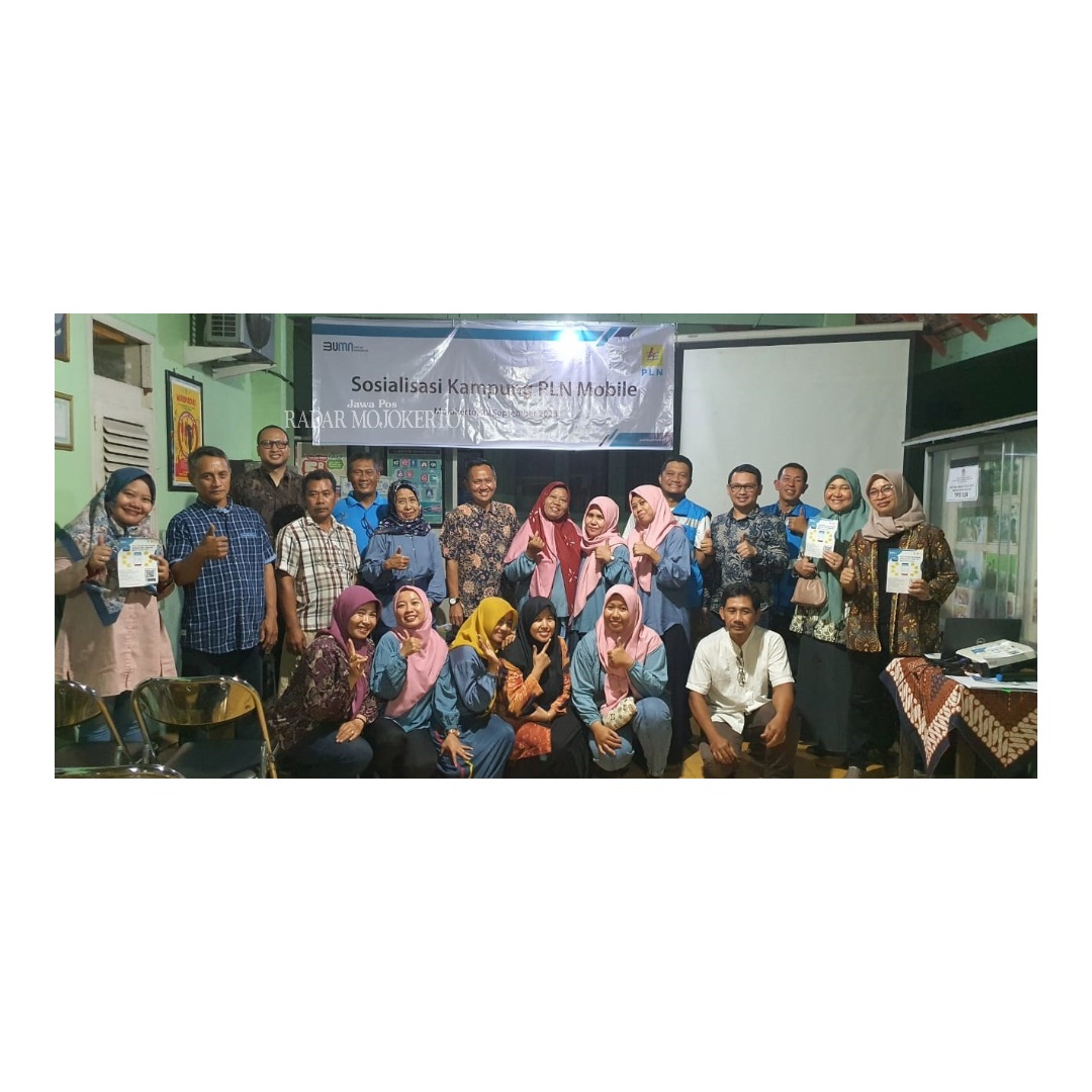 SINERGISITAS: Manajemen PLN UP3 Mojokerto dan sejumlah warga Kelurahan Miji foto bersama usai sosialisasi program Kampung PLN Mobile.