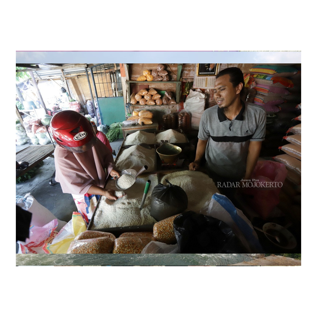 SISAKAN PREMIUM: Warga membeli beras di salah satu pedagang di Pasar Tanjung Anyar, Kota Mojokerto, kemarin.