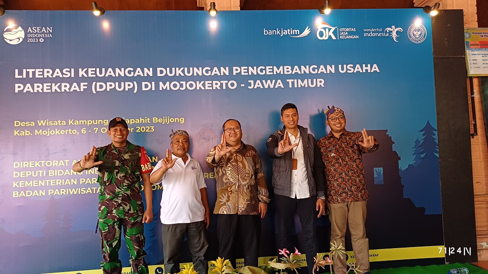 DARI KANAN: Pradana, Kepala Desa Bejijong, Kecamatan Trowulan, Susilo Hari Wibowo, Pgs Pemimpin Cabang Bank Jatim Mojokerto, Anggara Hayun Anujuprana, Direktur Akses Pembiaayaan Kemenparekraf.