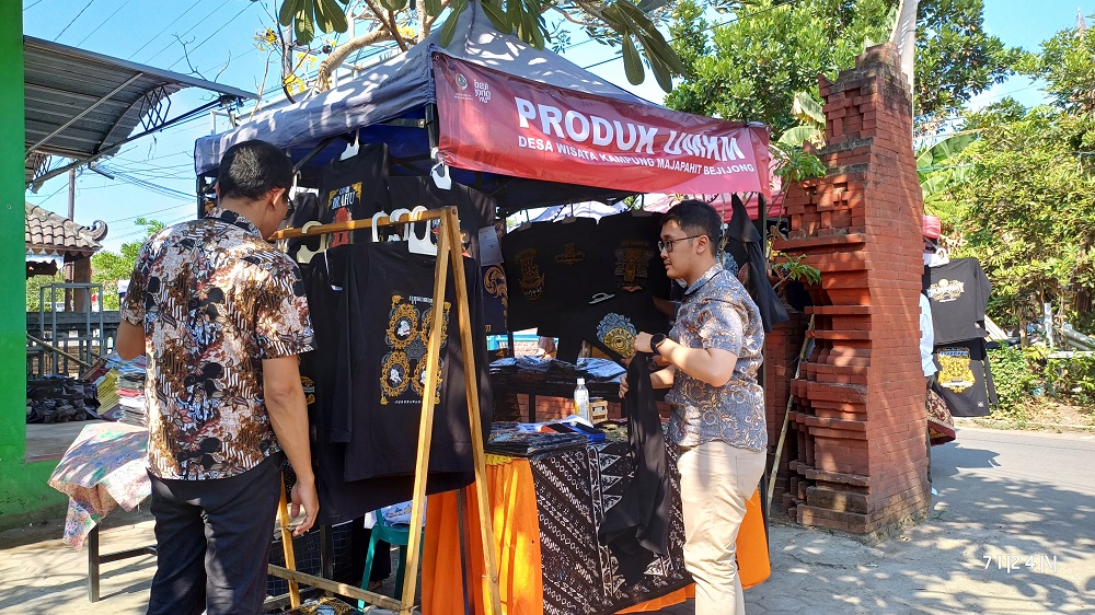 SOSIALISASI: Staf Bank Jatim Mojokerto sedang menjelaskan mengenai program dan produk Bank Jatim serta penggunaan QRIS Bank Jatim.