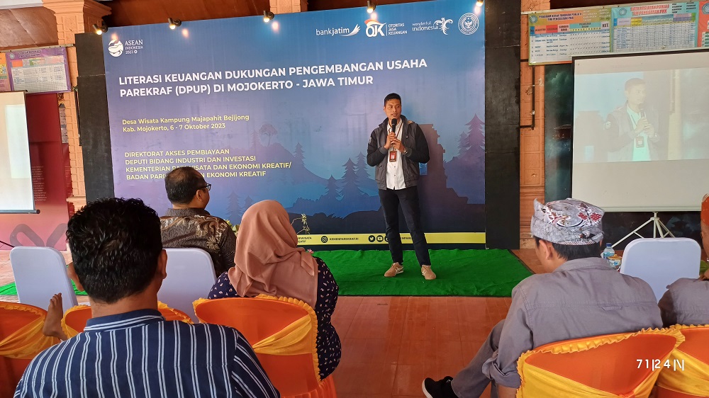 SEMANGAT: Susilo Hari Wibowo, Pgs Pemimpin Cabang Bank Jatim Mojokerto memberikan penjelasan mengenai literasi keuangan kepada para undangan.