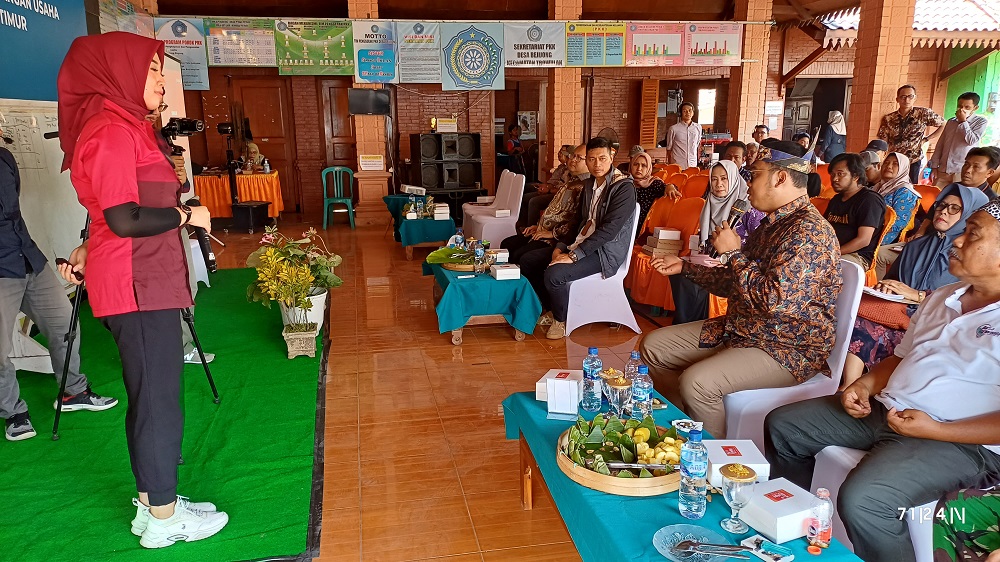 SOSIALISASI: Staf Bank Jatim Mojokerto sedang menjelaskan mengenai program dan produk Bank Jatim serta penggunaan QRIS Bank Jatim.