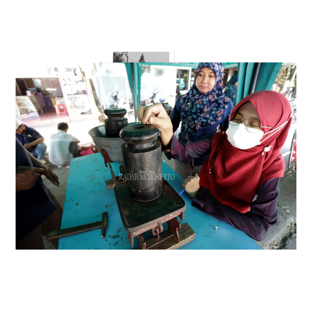 DICEK ULANG: Penera melakukan pengecekan alat ukur timbangan milik pedagang di depan Pasar Tanjung Anyar, Rabu (4/10).